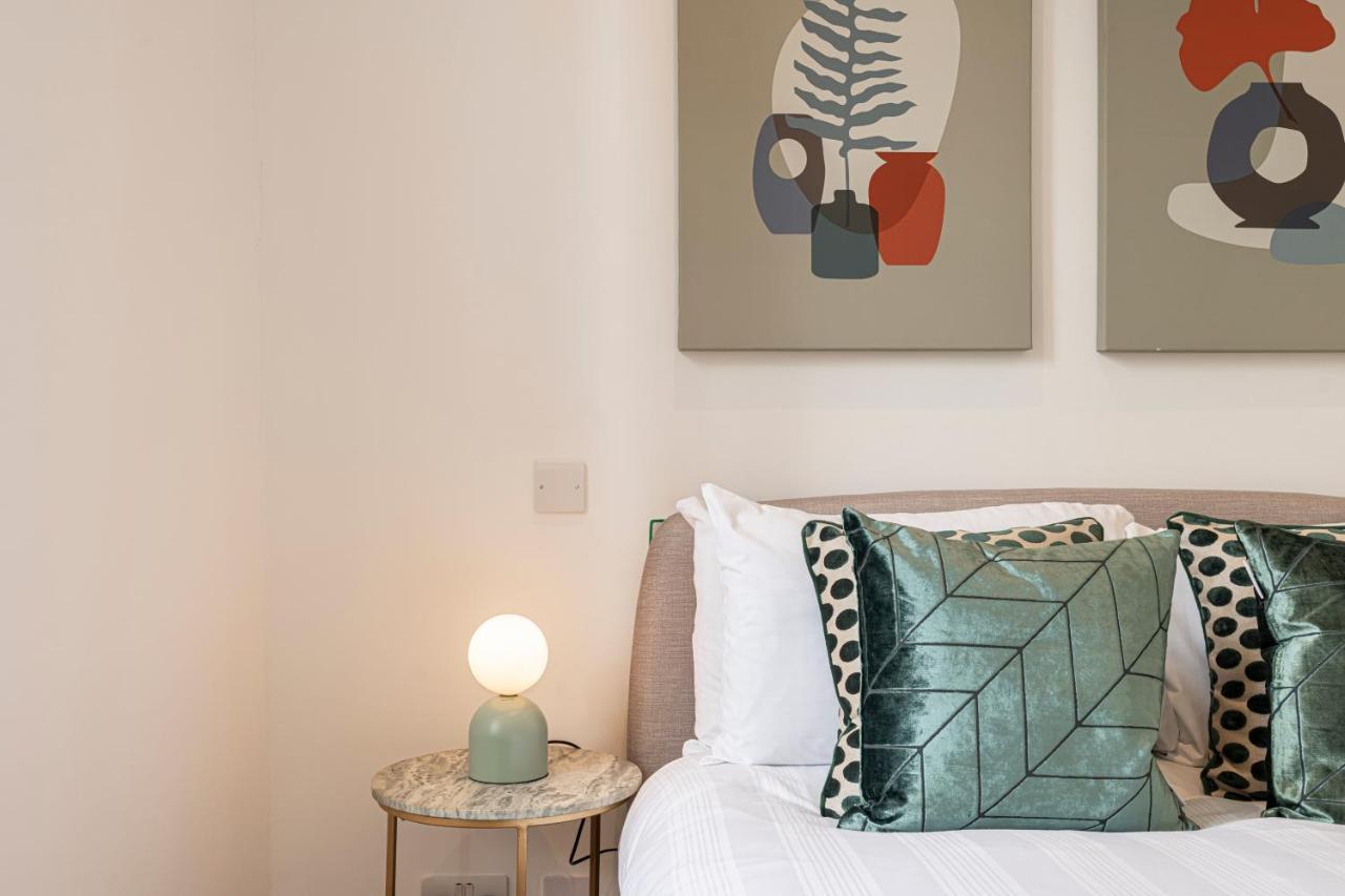 Stylish 1 Bed Flats In Soho, Next To Piccadilly Circus And Trafalgar Square London Kültér fotó
