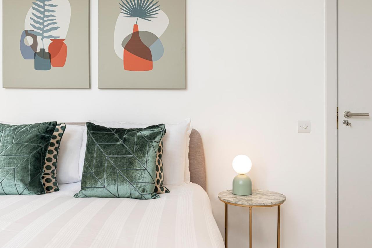 Stylish 1 Bed Flats In Soho, Next To Piccadilly Circus And Trafalgar Square London Kültér fotó