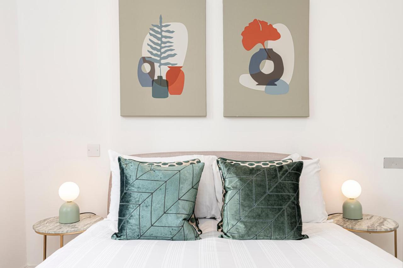 Stylish 1 Bed Flats In Soho, Next To Piccadilly Circus And Trafalgar Square London Kültér fotó
